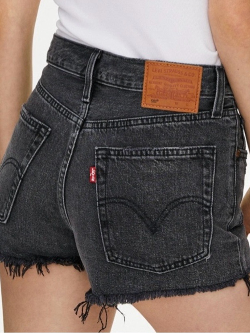 Levi’s Ribcage Denim shorts Button Fry Raw Hem Size 24